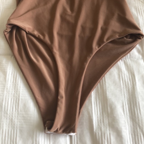 PrettyLittleThing Soft Straight Front & Back Bodysuit - Picture 6 of 6